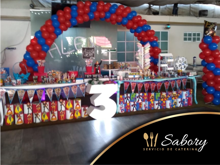 mesa de dulces con globos